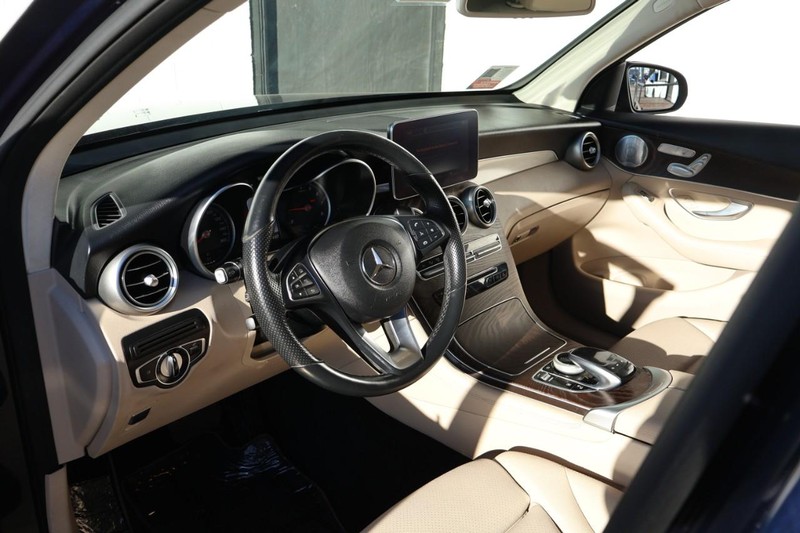 Mercedes-Benz GLC 350e Vehicle Full-screen Gallery Image 17