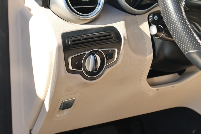 Mercedes-Benz GLC 350e Vehicle Full-screen Gallery Image 18