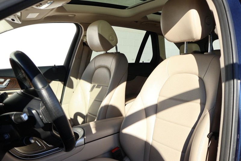 Mercedes-Benz GLC 350e Vehicle Full-screen Gallery Image 19