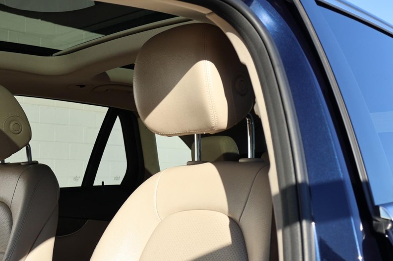 Mercedes-Benz GLC 350e Vehicle Full-screen Gallery Image 20