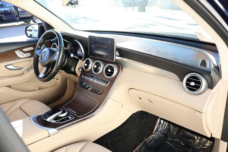 Mercedes-Benz GLC 350e Vehicle Full-screen Gallery Image 21