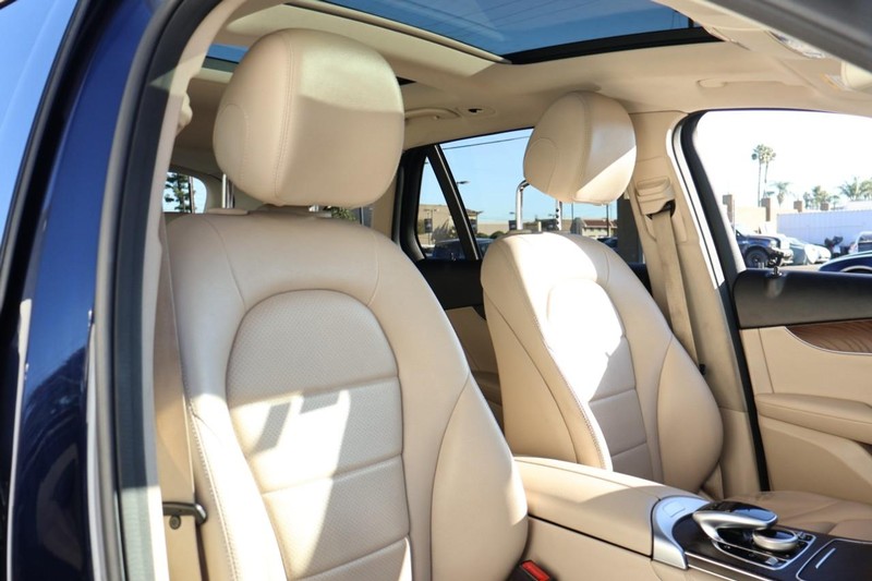 Mercedes-Benz GLC 350e Vehicle Full-screen Gallery Image 22