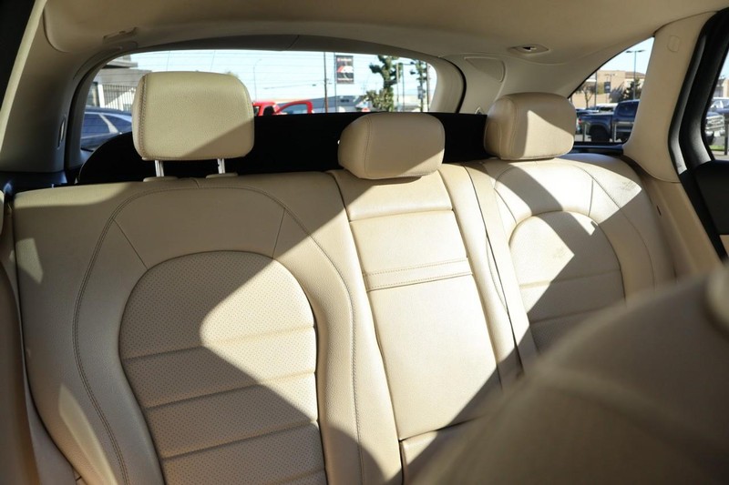 Mercedes-Benz GLC 350e Vehicle Full-screen Gallery Image 23