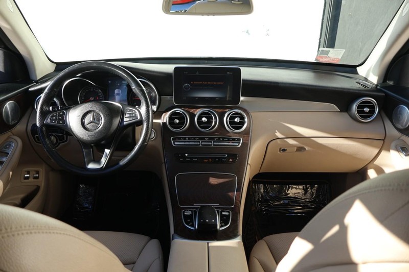 Mercedes-Benz GLC 350e Vehicle Full-screen Gallery Image 24