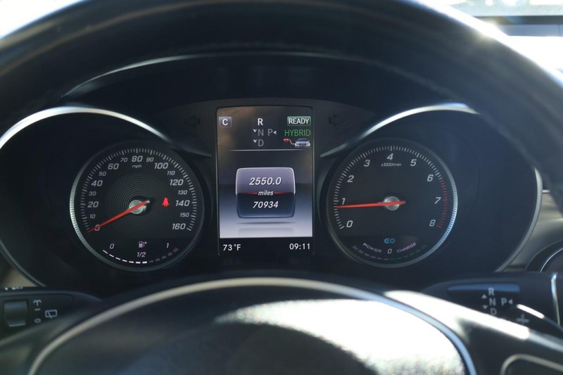 Mercedes-Benz GLC 350e Vehicle Full-screen Gallery Image 25