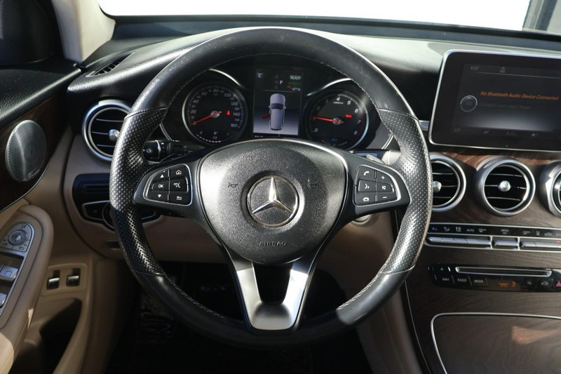 Mercedes-Benz GLC 350e Vehicle Full-screen Gallery Image 26