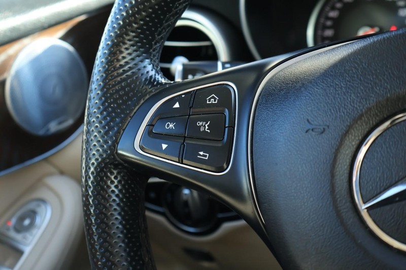 Mercedes-Benz GLC 350e Vehicle Full-screen Gallery Image 27