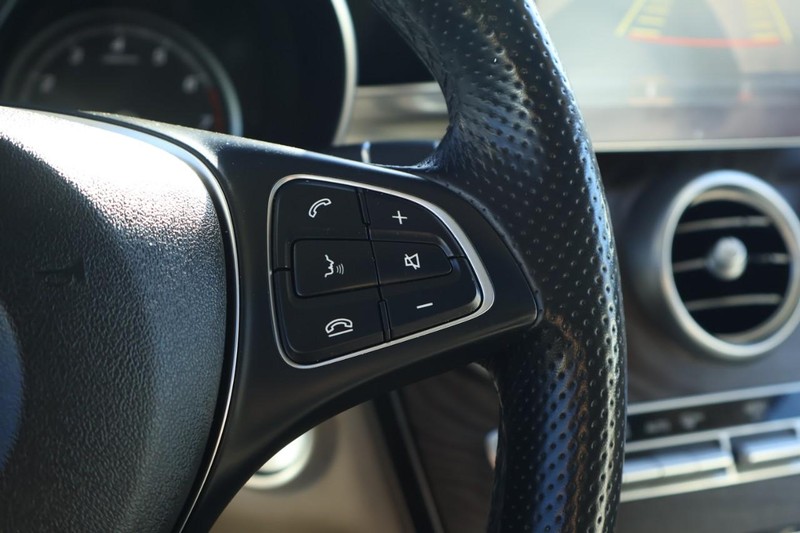 Mercedes-Benz GLC 350e Vehicle Full-screen Gallery Image 28