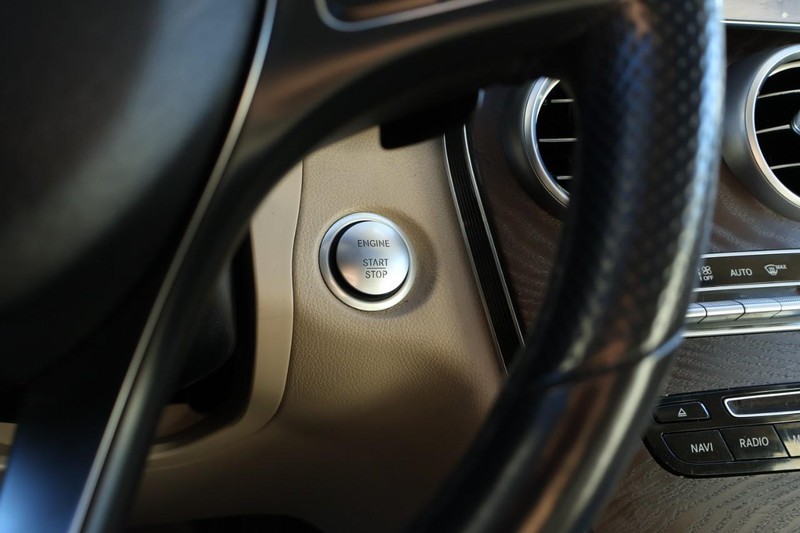 Mercedes-Benz GLC 350e Vehicle Full-screen Gallery Image 29