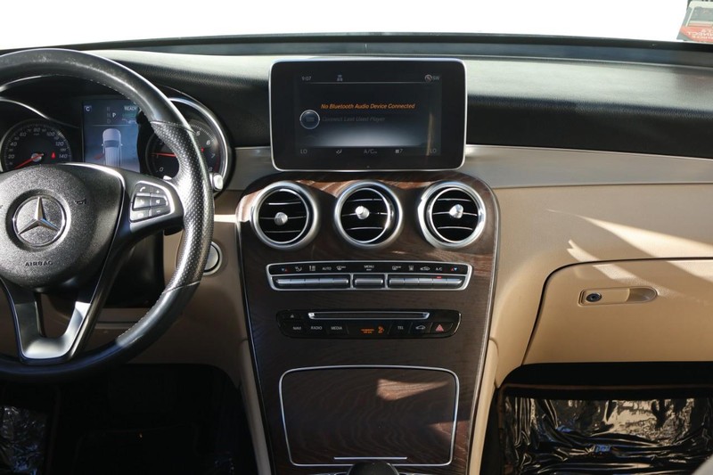 Mercedes-Benz GLC 350e Vehicle Full-screen Gallery Image 30