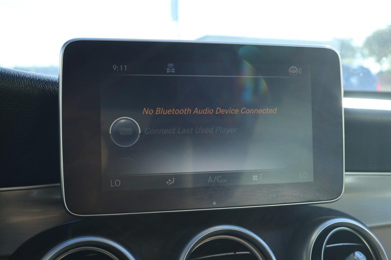 Mercedes-Benz GLC 350e Vehicle Full-screen Gallery Image 31