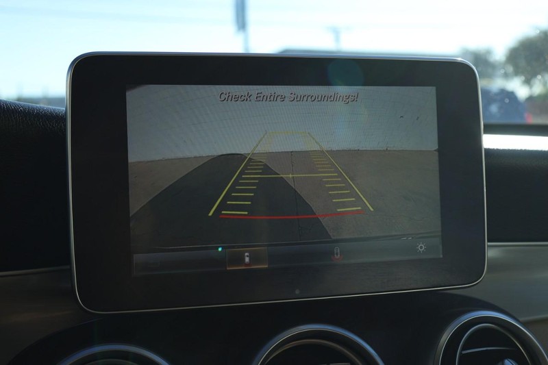 Mercedes-Benz GLC 350e Vehicle Full-screen Gallery Image 32