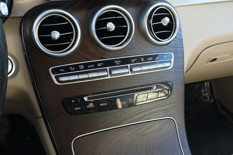 Mercedes-Benz GLC 350e Vehicle Full-screen Gallery Image 33