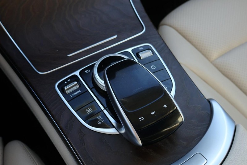 Mercedes-Benz GLC 350e Vehicle Full-screen Gallery Image 34