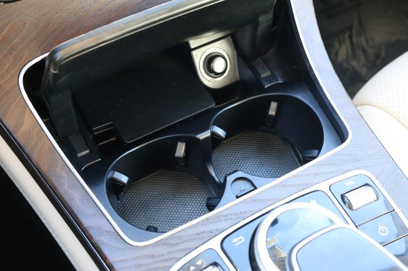 Mercedes-Benz GLC 350e Vehicle Full-screen Gallery Image 35