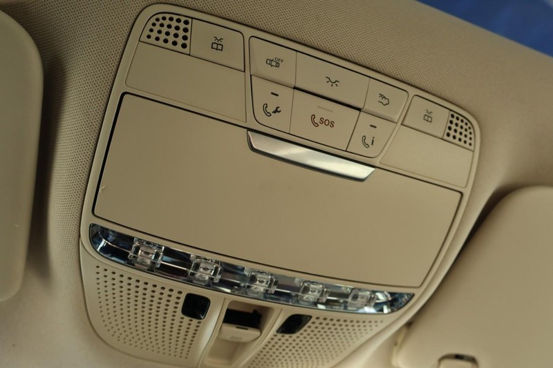 Mercedes-Benz GLC 350e Vehicle Full-screen Gallery Image 36