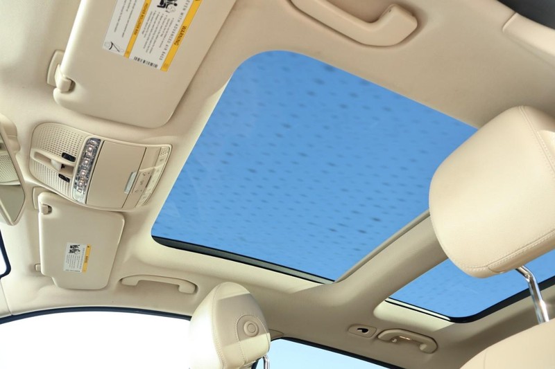 Mercedes-Benz GLC 350e Vehicle Full-screen Gallery Image 37