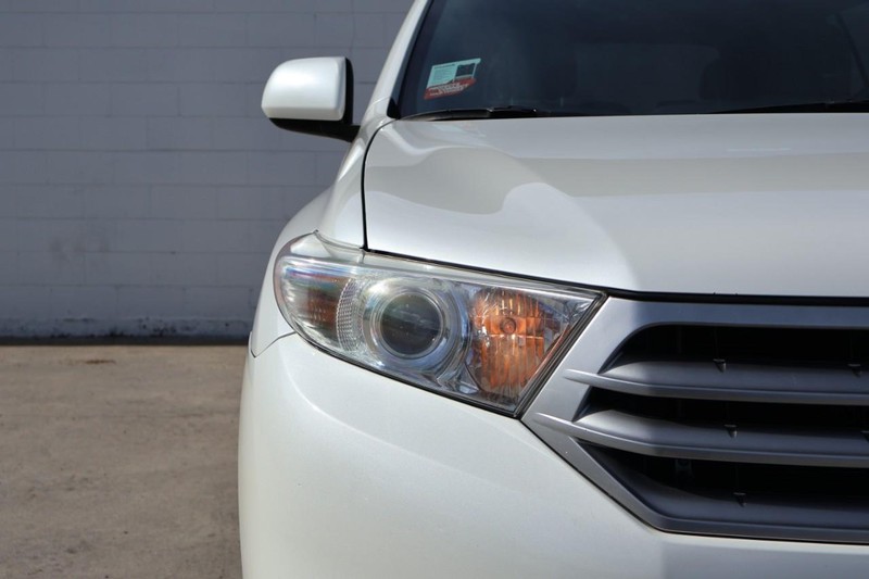 Toyota Highlander Vehicle Full-screen Gallery Image 03