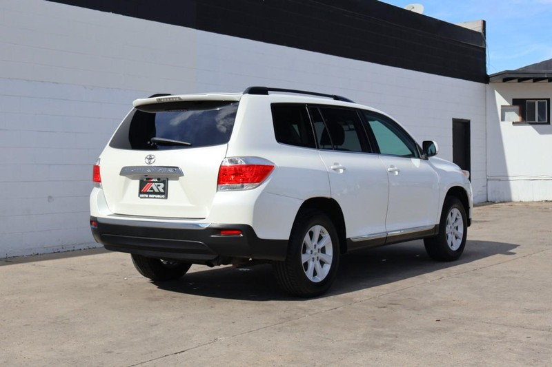 Toyota Highlander Vehicle Full-screen Gallery Image 05
