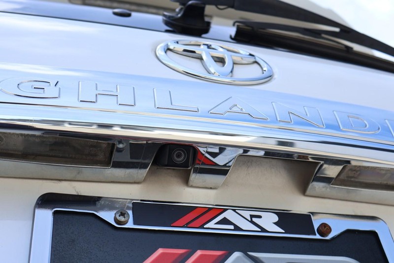 Toyota Highlander Vehicle Full-screen Gallery Image 08