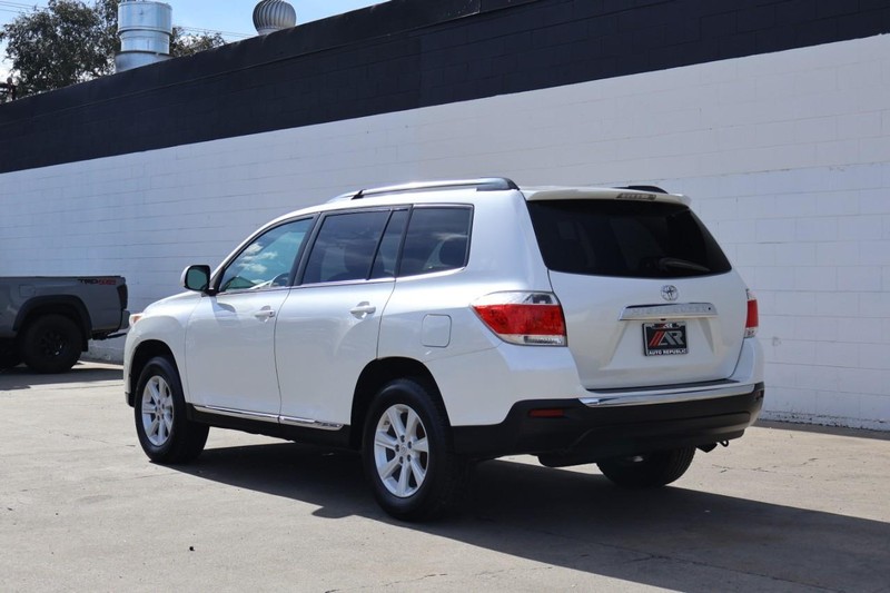Toyota Highlander Vehicle Full-screen Gallery Image 10