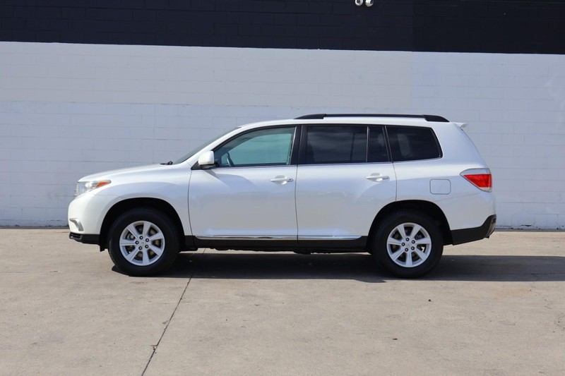 Toyota Highlander Vehicle Full-screen Gallery Image 11
