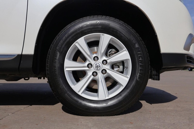 Toyota Highlander Vehicle Full-screen Gallery Image 14