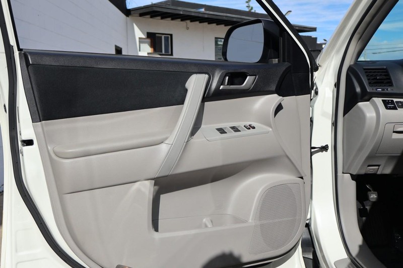 Toyota Highlander Vehicle Full-screen Gallery Image 15