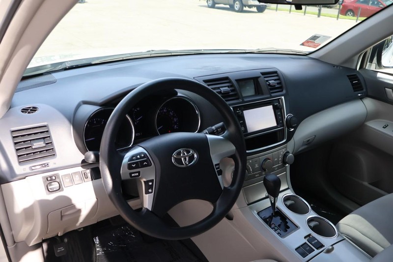 Toyota Highlander Vehicle Full-screen Gallery Image 17