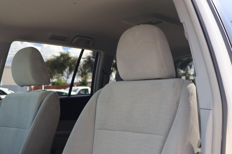 Toyota Highlander Vehicle Full-screen Gallery Image 19