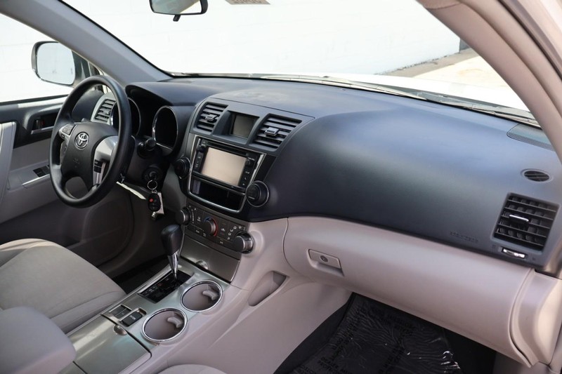Toyota Highlander Vehicle Full-screen Gallery Image 20