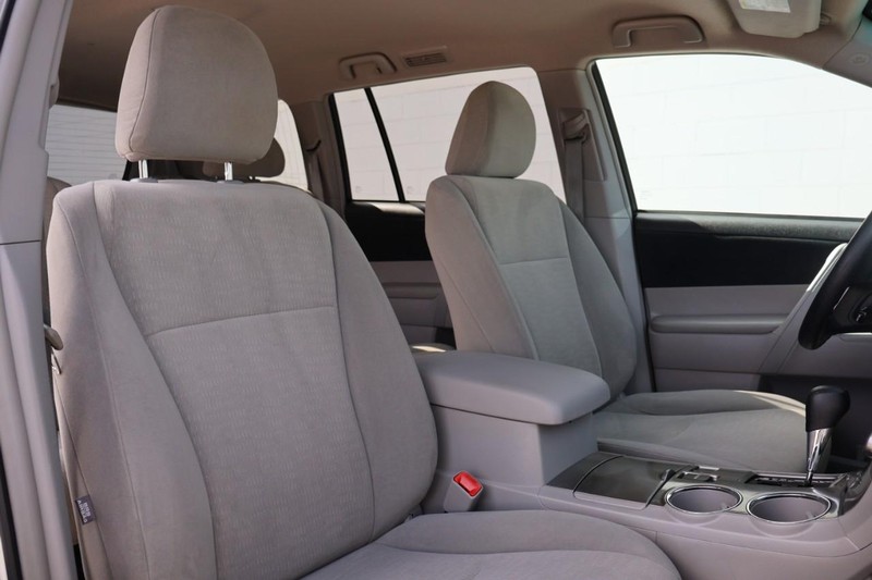 Toyota Highlander Vehicle Full-screen Gallery Image 21
