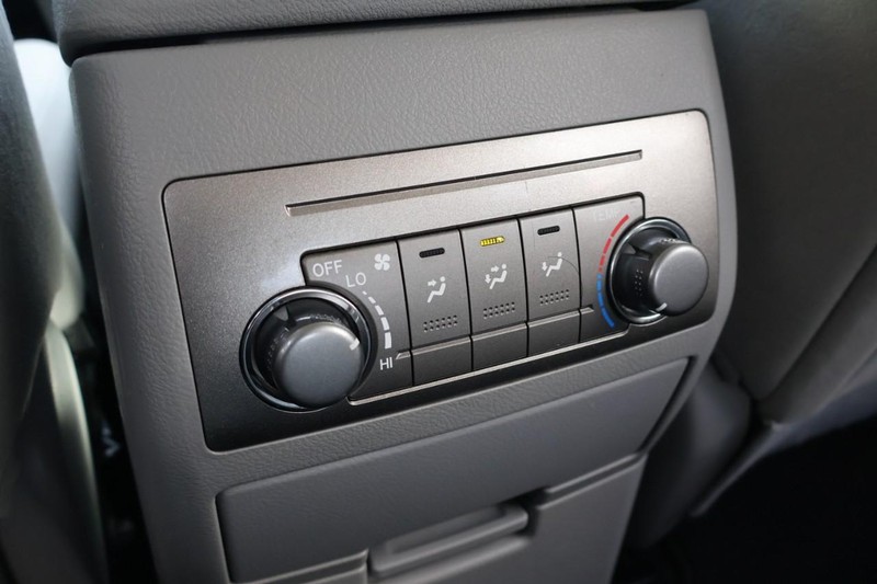 Toyota Highlander Vehicle Full-screen Gallery Image 25