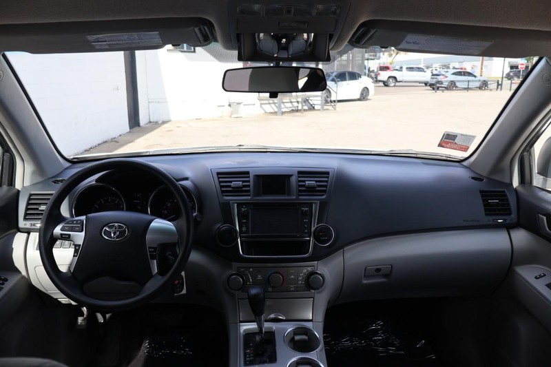 Toyota Highlander Vehicle Full-screen Gallery Image 26