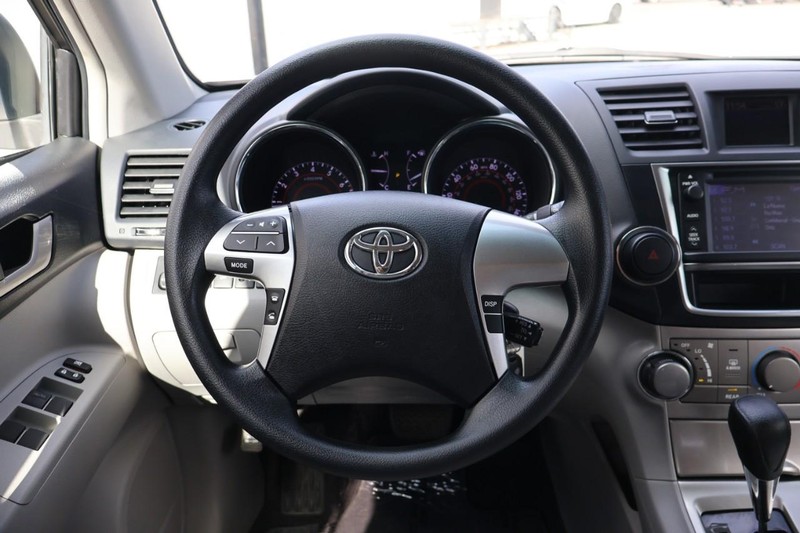 Toyota Highlander Vehicle Full-screen Gallery Image 28