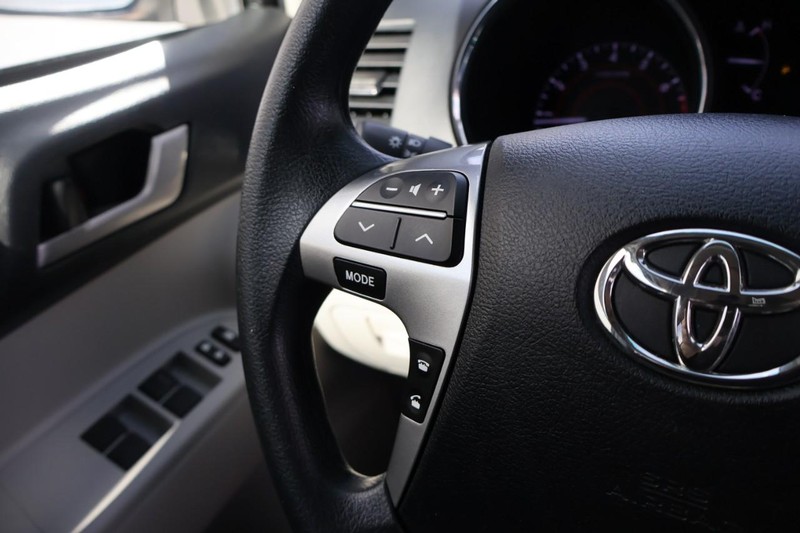 Toyota Highlander Vehicle Full-screen Gallery Image 29