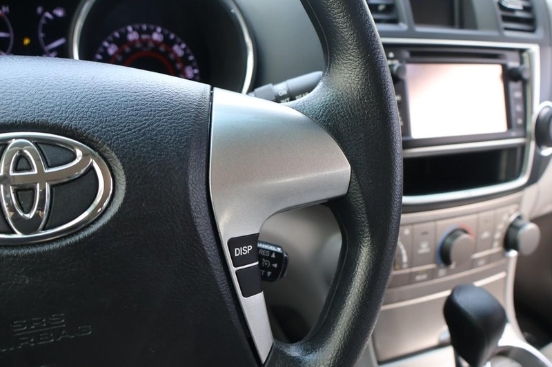 Toyota Highlander Vehicle Full-screen Gallery Image 30