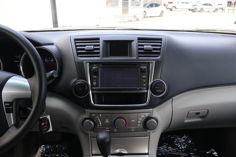 Toyota Highlander Vehicle Full-screen Gallery Image 31