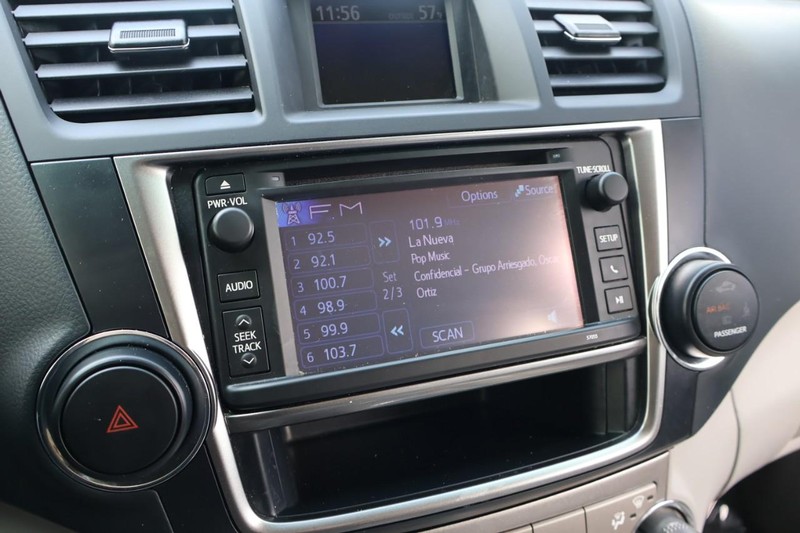 Toyota Highlander Vehicle Full-screen Gallery Image 32