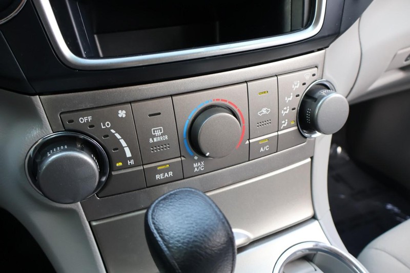 Toyota Highlander Vehicle Full-screen Gallery Image 34