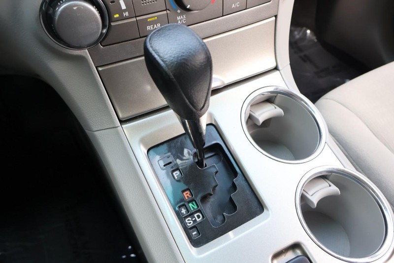 Toyota Highlander Vehicle Full-screen Gallery Image 36