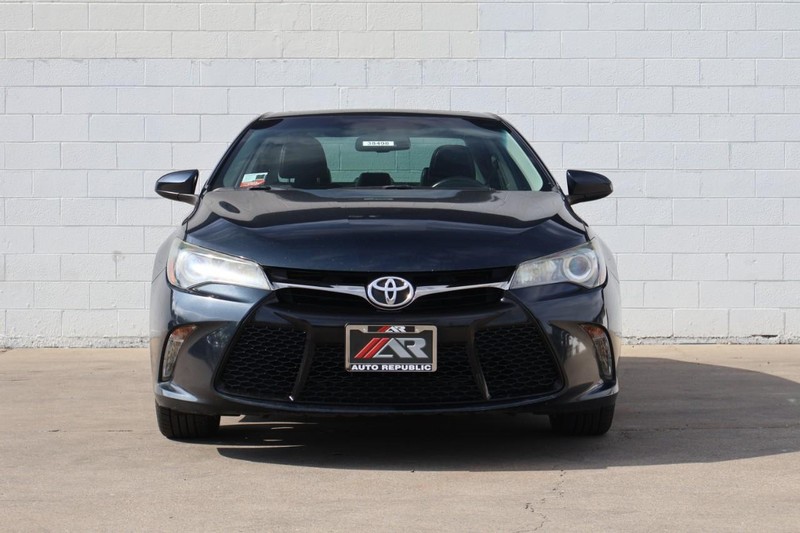 Toyota Camry Vehicle Full-screen Gallery Image 02