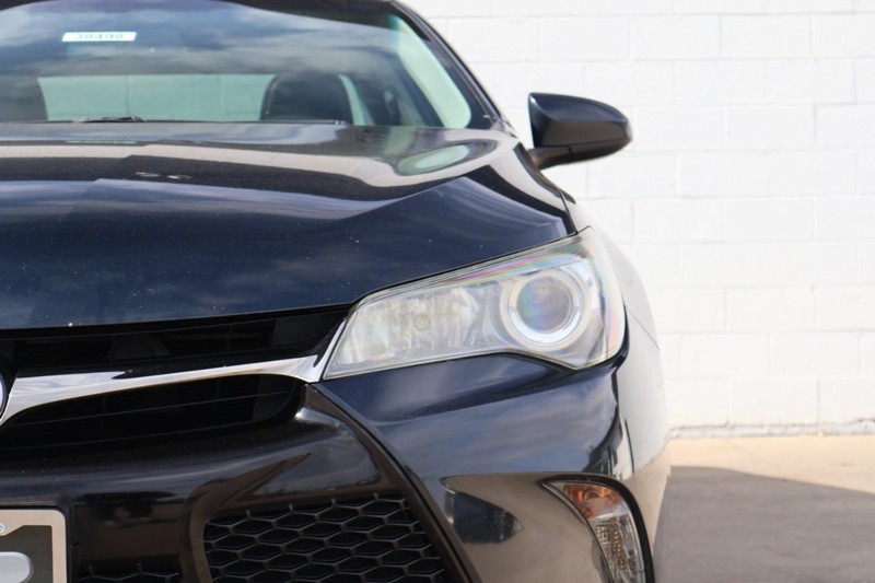 Toyota Camry Vehicle Full-screen Gallery Image 03