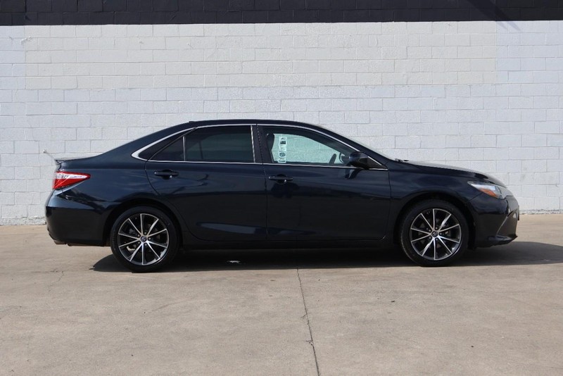 Toyota Camry Vehicle Full-screen Gallery Image 04