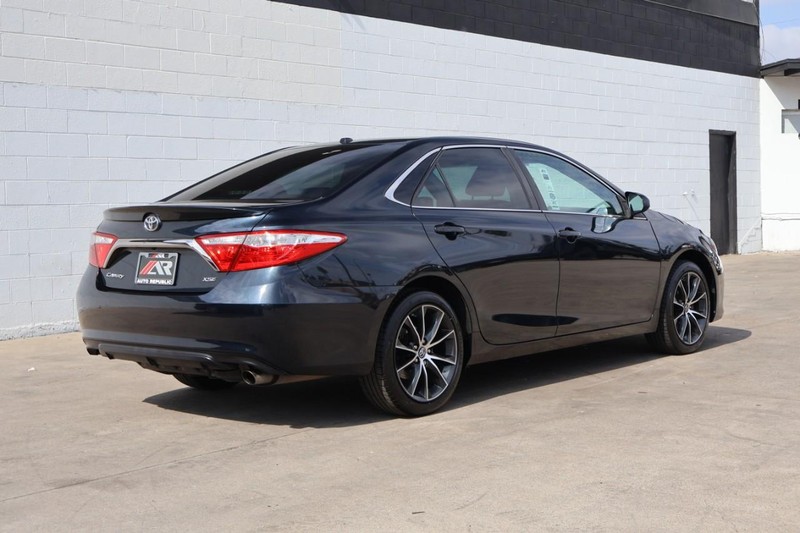 Toyota Camry Vehicle Full-screen Gallery Image 05