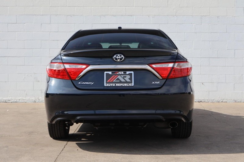 Toyota Camry Vehicle Full-screen Gallery Image 06