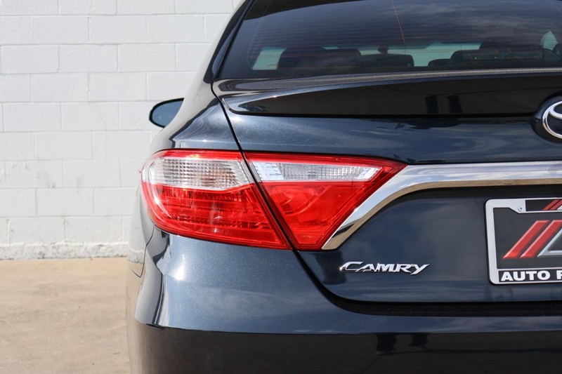 Toyota Camry Vehicle Full-screen Gallery Image 07