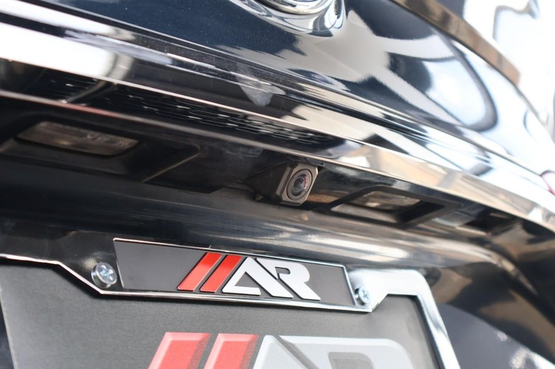 Toyota Camry Vehicle Full-screen Gallery Image 08