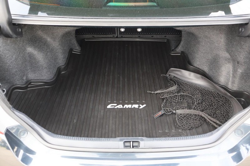 Toyota Camry Vehicle Full-screen Gallery Image 09