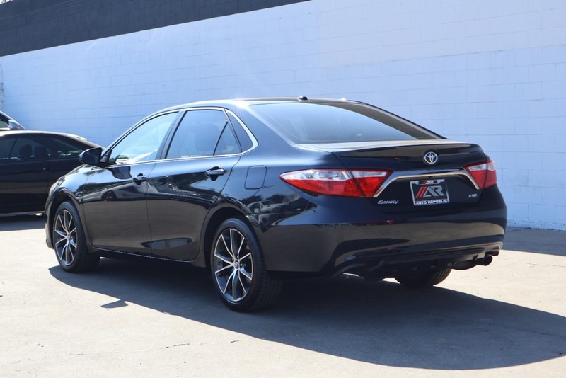 Toyota Camry Vehicle Full-screen Gallery Image 10